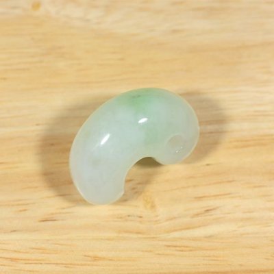 画像4: 糸魚川 海中産 白透過 翡翠勾玉 (4)